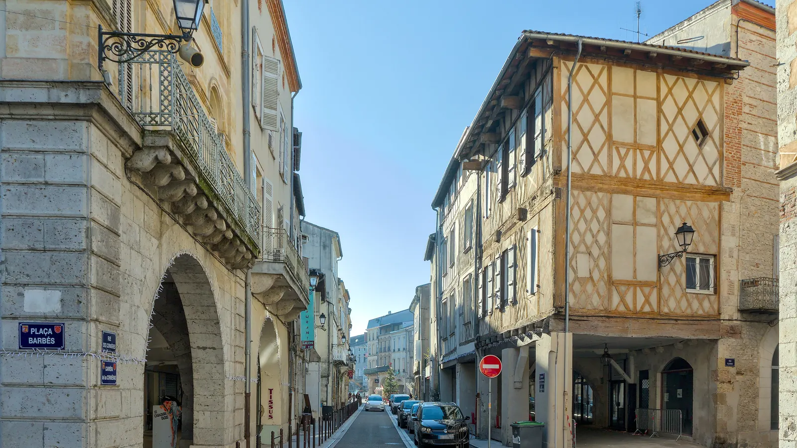 La rue des Cornières et ses arcades, au centre d'Agen