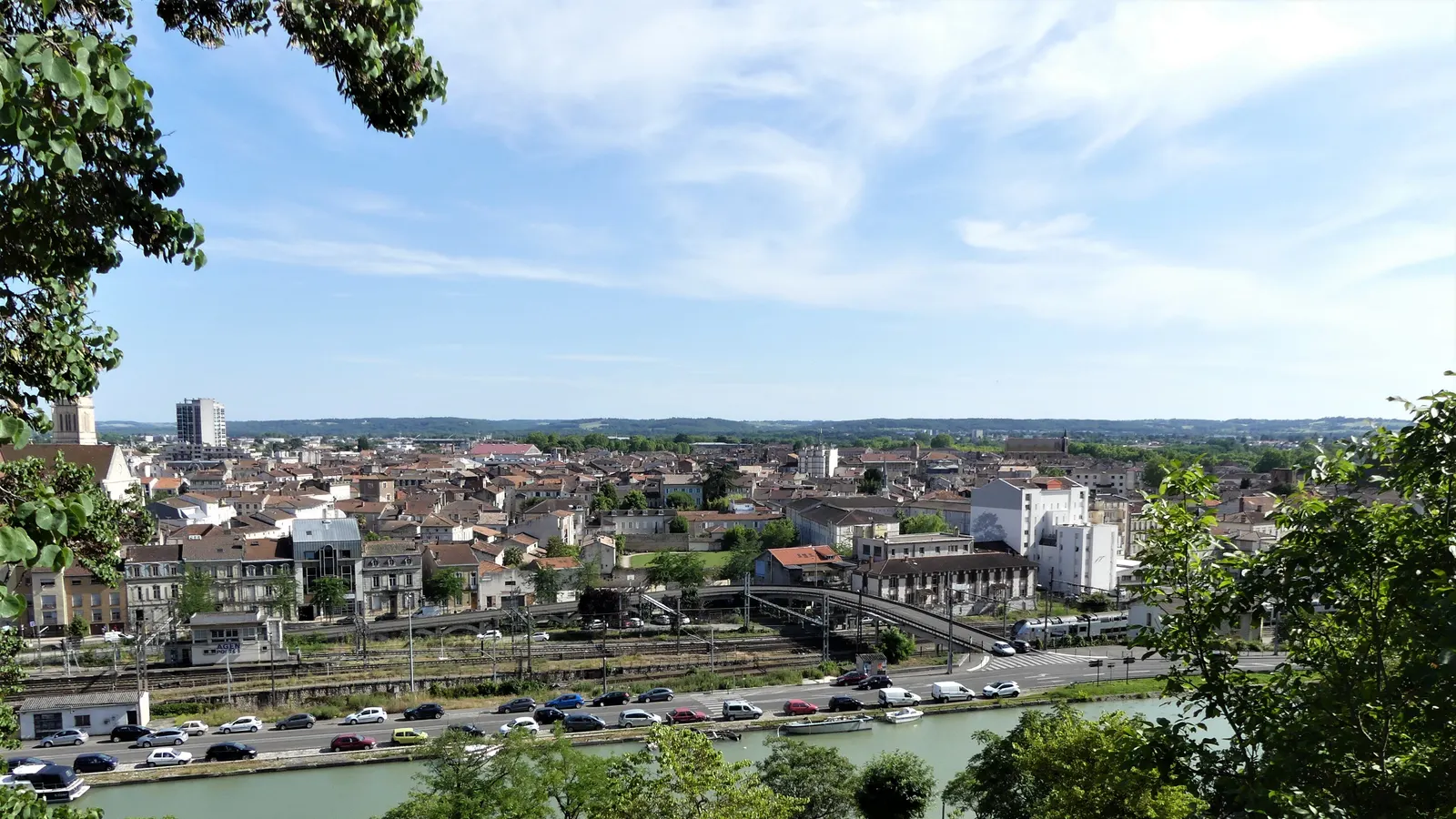 Panorama d'Agen, ses faubourgs et la vallée de la Garonne