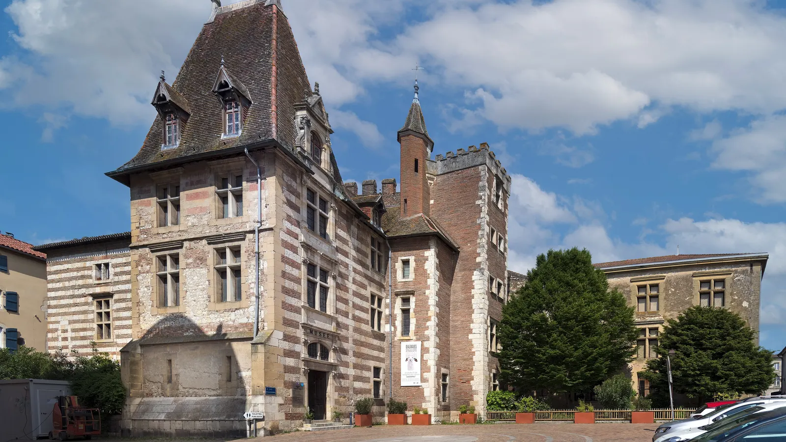Façades anciennes de la place du Docteur-Esquirol, à Agen