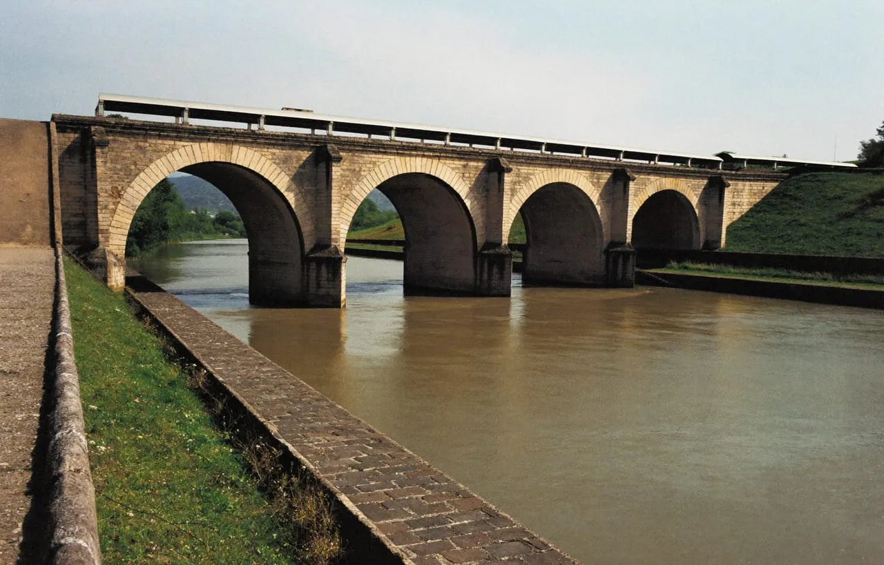 Le pont-canal d'Agen portant le canal latéral à la Garonne au-dessus du fleuve